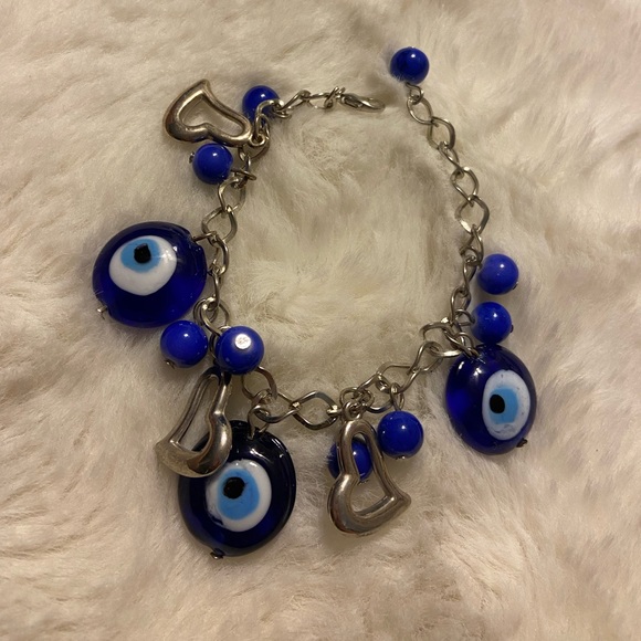 Handmade evil eye charm bracelet with hearts - Picture 3 of 9